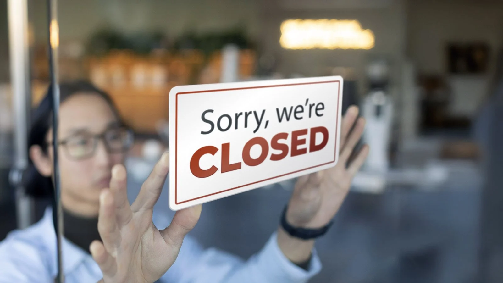 Shop closed sign on a coffee outlet
